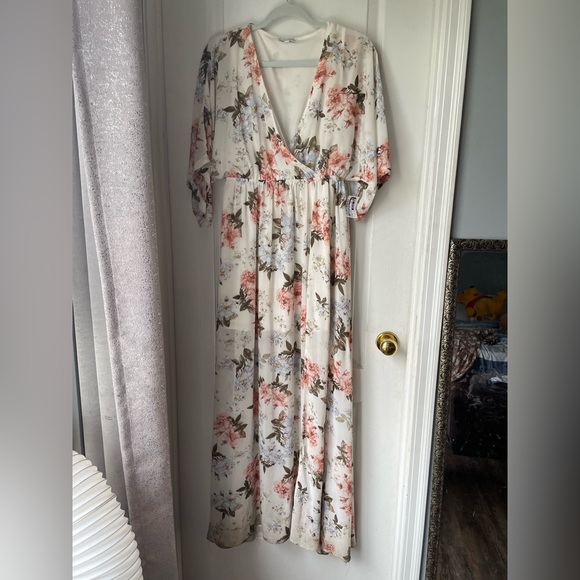 Kia — Flowy Kimono Sleeve Floral Maxi Dress - Picture 2 of 7